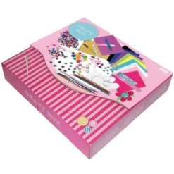 Hobbykiste mit kreativen Materialien