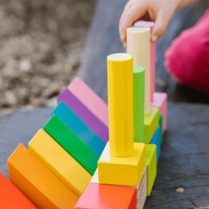 Holzklötze in Regenbogenfarben - 45 Teile