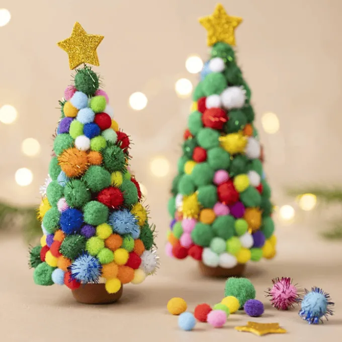 Mache Pompon-Weihnachtsbäume, 2 Stk.