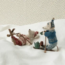 Maileg - Wintermaus mit Skiset, Mama - Rot