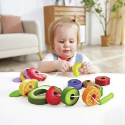 Obstschmaus für Raupen - Fädelspiel