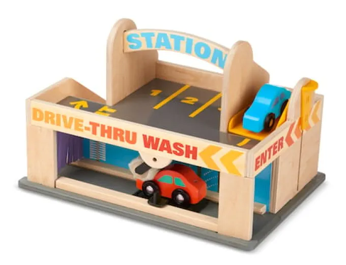 Parkhaus und Tankstelle