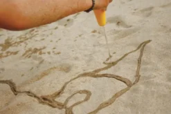 Sandspielzeug Cuppi - Schaufelsieb mit Ball, grau