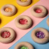 Sensorischer Donut, 7 cm - Aubergine