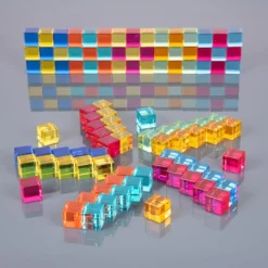 Spiegeltablett mit 100 bunten Acrylwürfeln