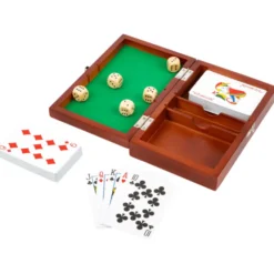 Spielbox mit Karten und Würfeln