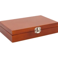 Spielbox mit Karten und Würfeln
