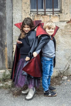 Vampirumhang m. Stehkragen, Gr. 4-6 Jahre