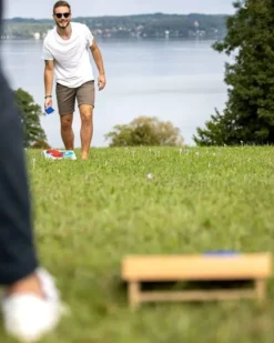 Wurfspiel mit Bohnensäckchen - Cornhole