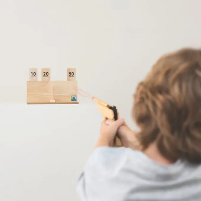 Zielscheiben schießen mit Gummibändern